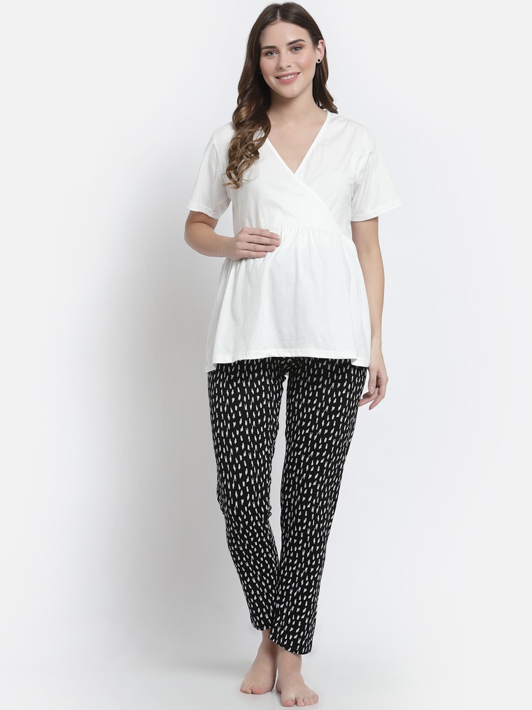

Tiara Women Black & White Solid Maternity Night suit