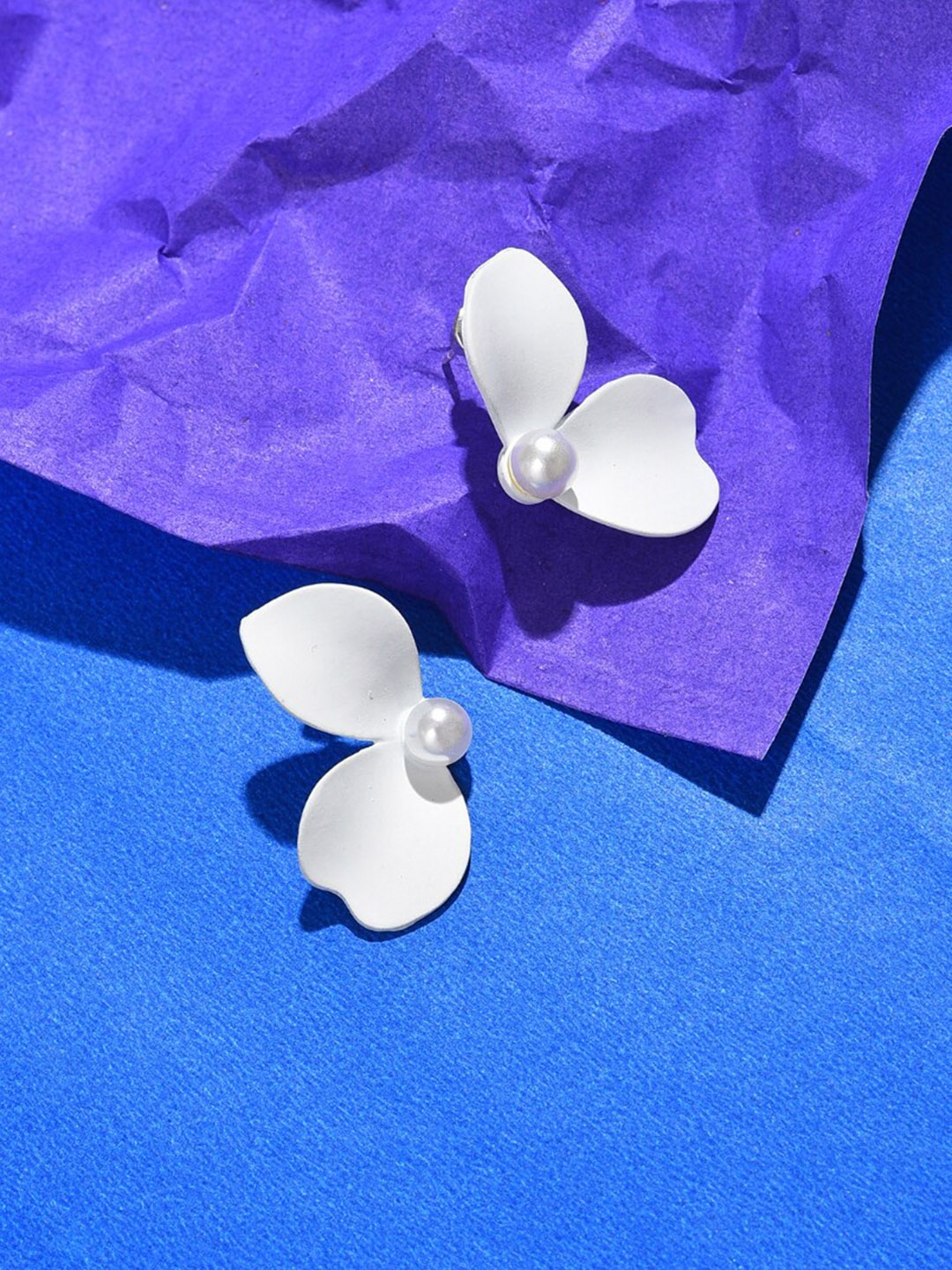 

SOHI White Contemporary Studs Earrings