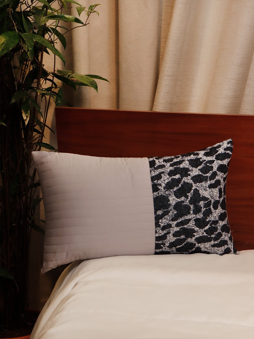

ZEBA Grey & Black Rectangle Cushion Covers