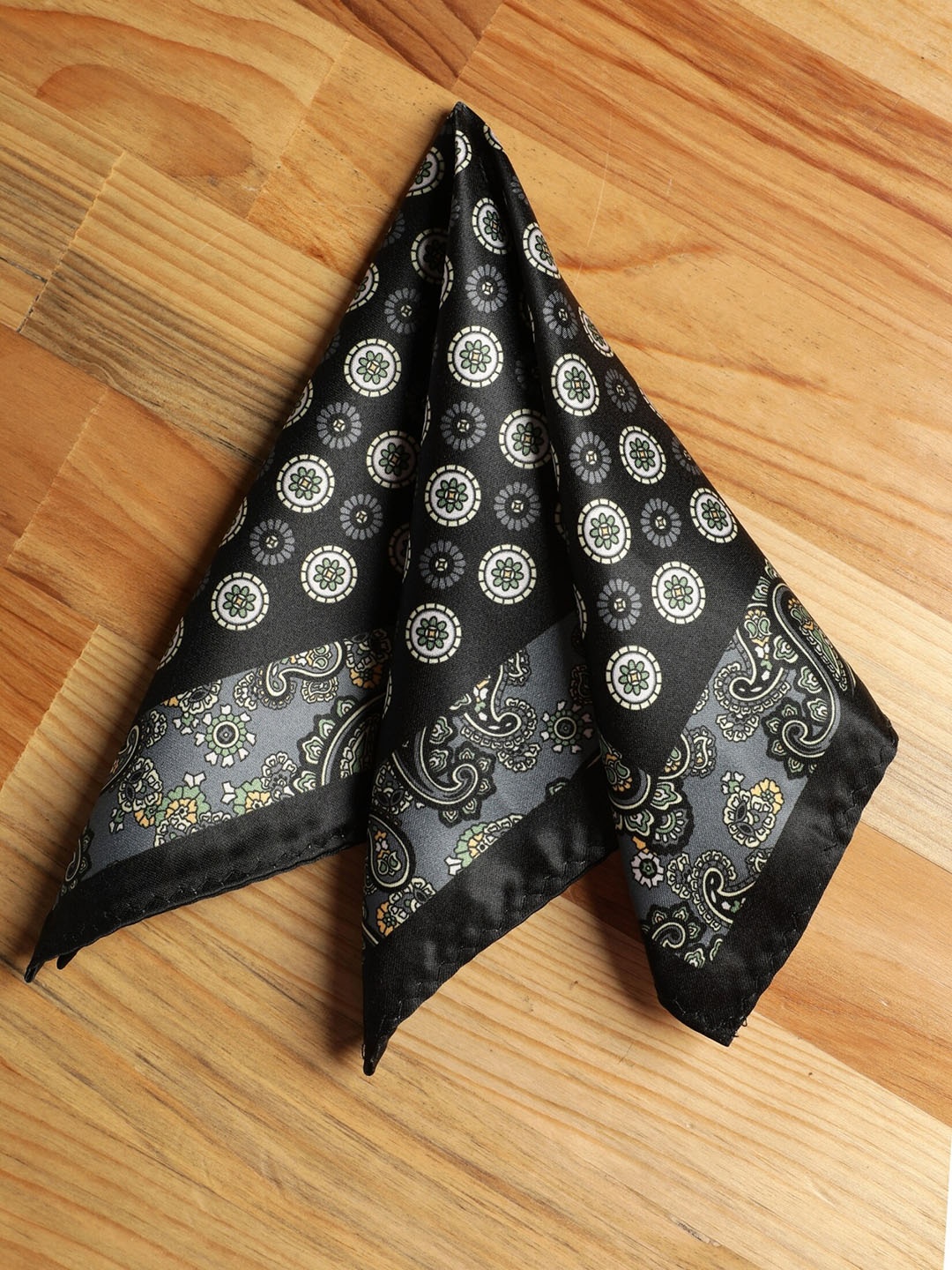 

Alvaro Castagnino Men Black Printed Pocket Square