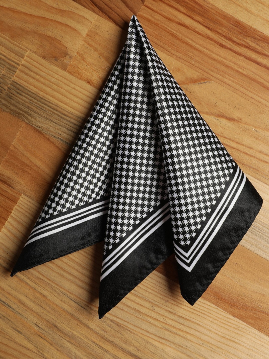 

Alvaro Castagnino Men Black & White Checked Pocket Squares