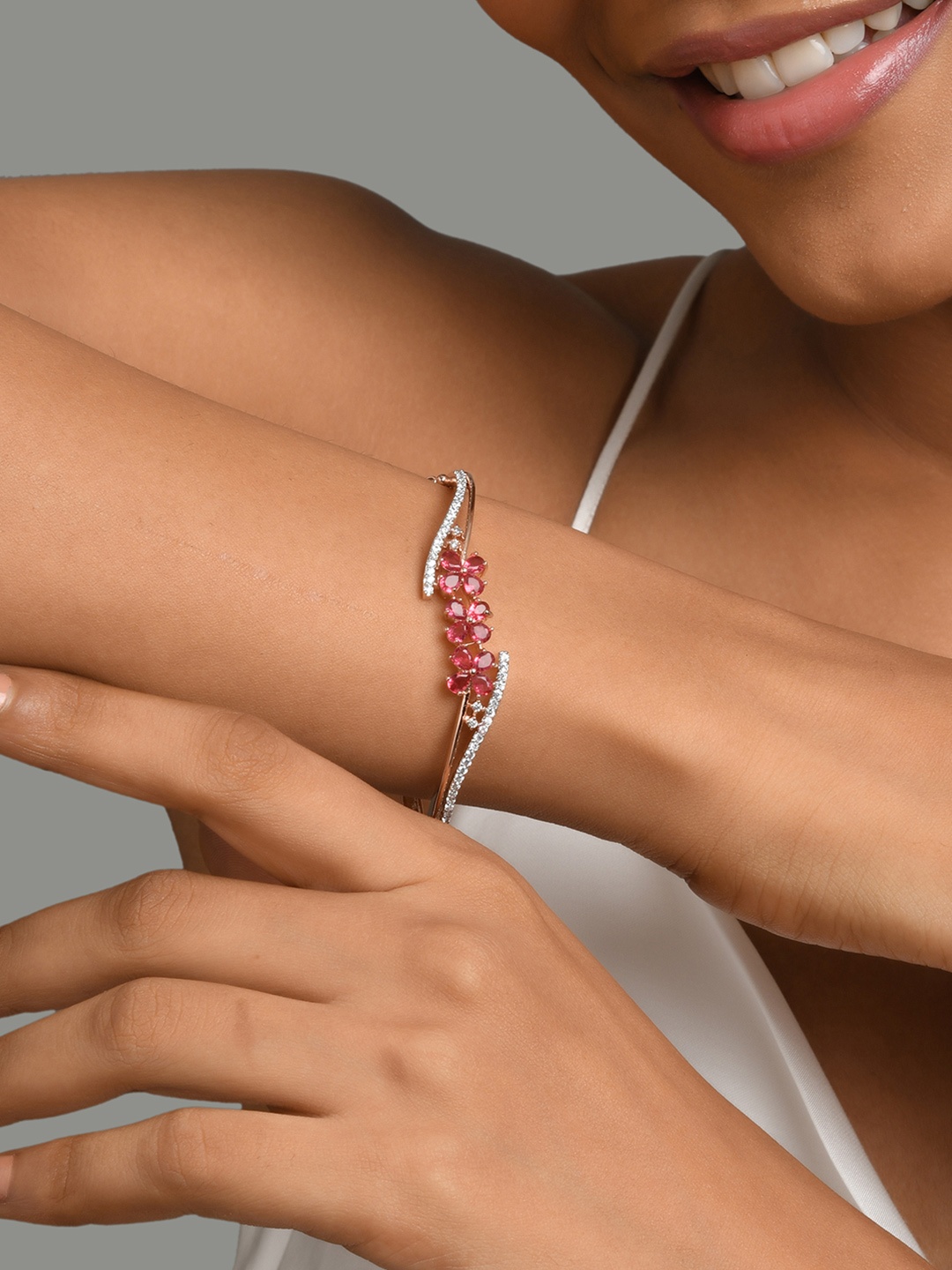 

Fida Women Rose Gold Bracelet
