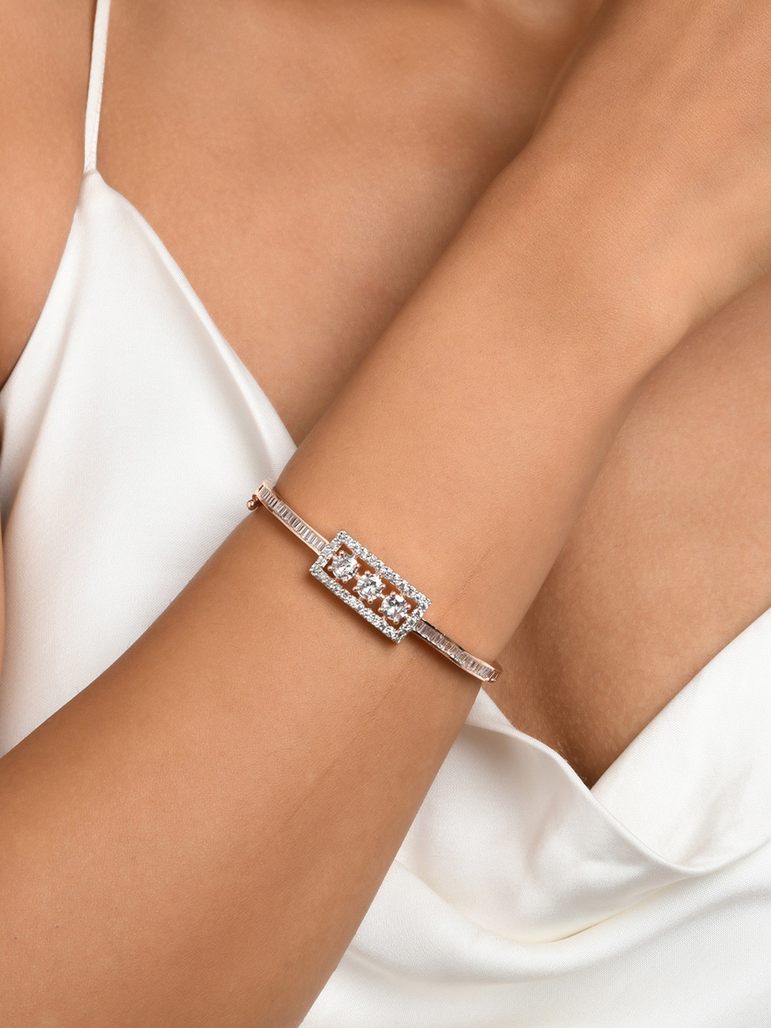 

Fida Women Rose Gold Bracelet