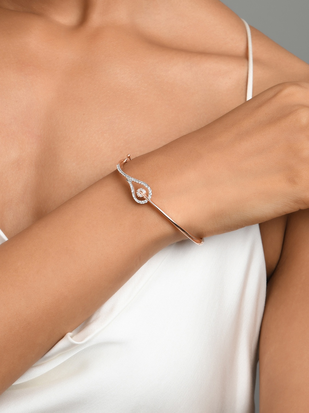 

Fida Women Rose Gold Bracelet
