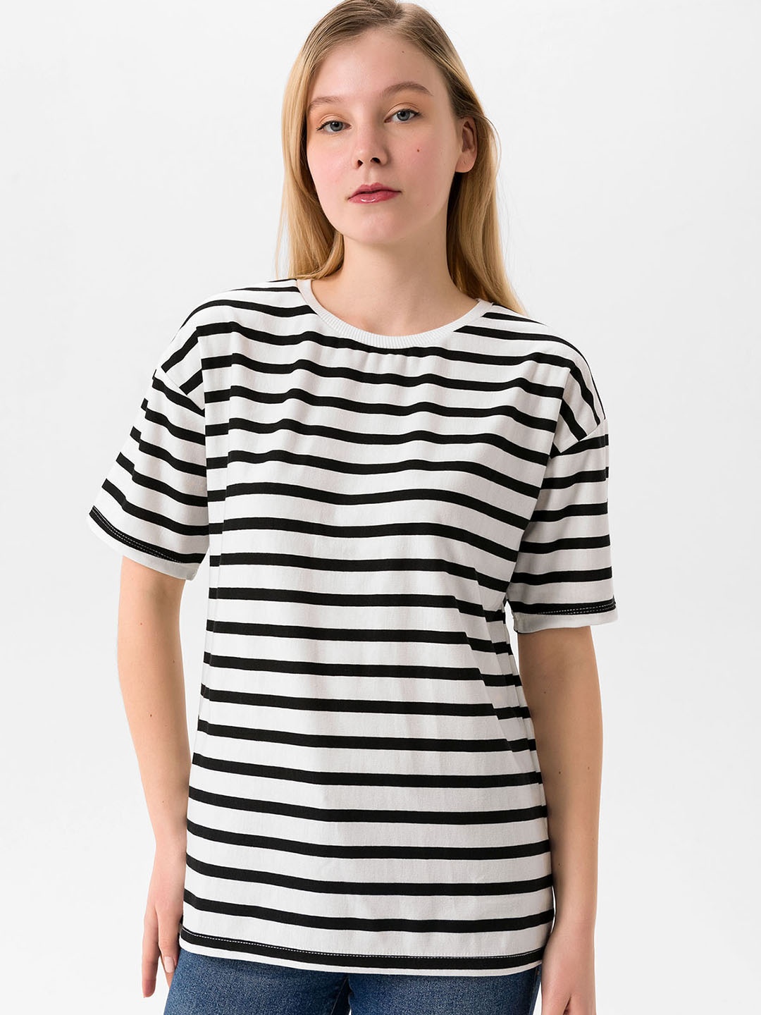 

busem Women Off White & Black Striped Drop-Shoulder Sleeves T-shirt