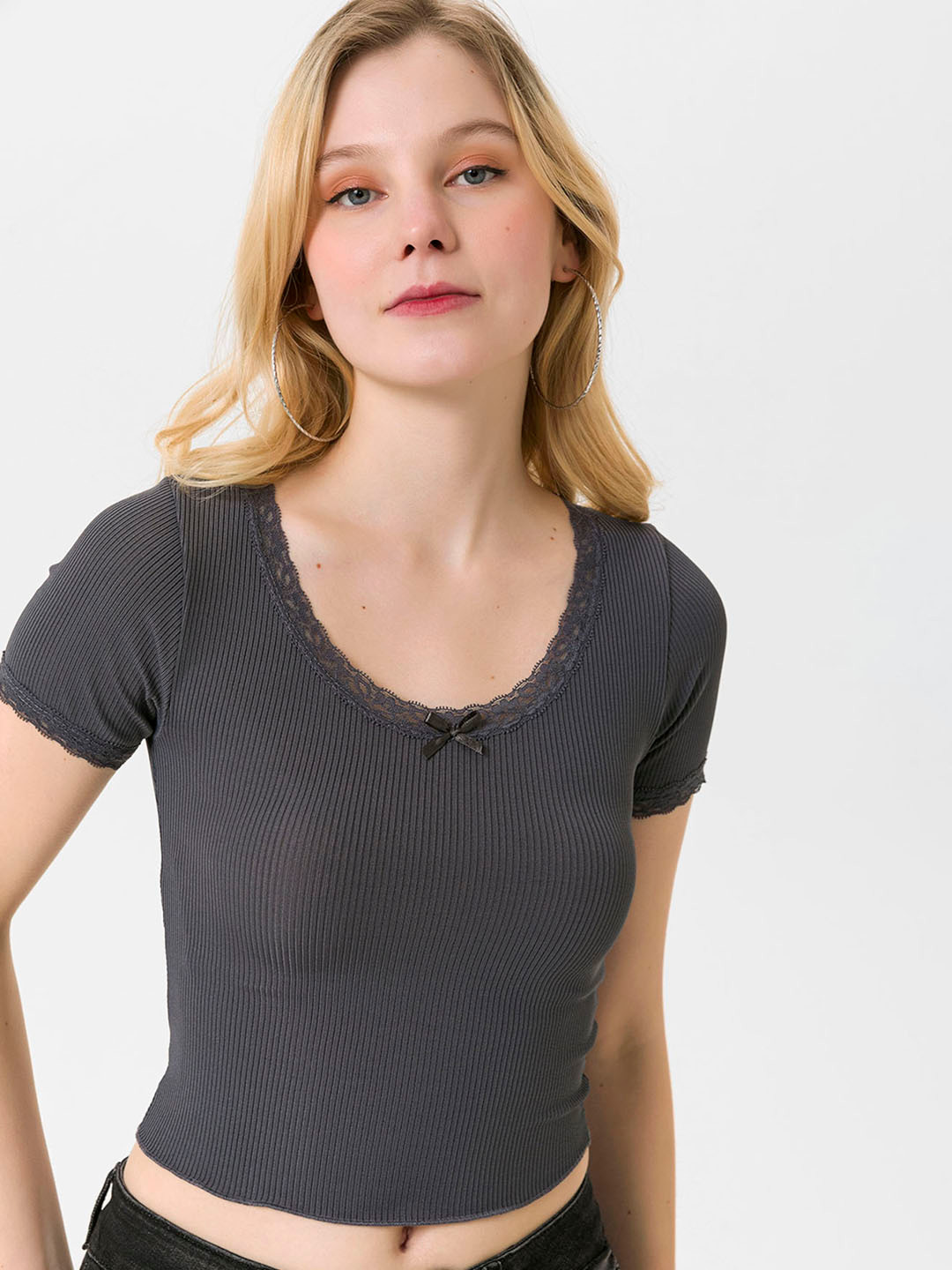 

busem Women Charcoal Grey Knitted Crop Top