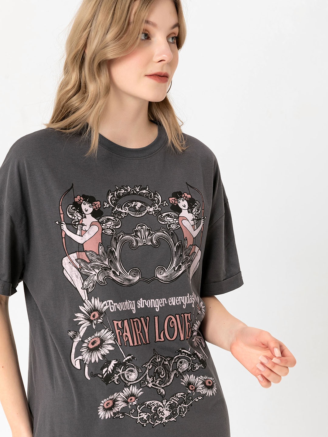 

busem Women Grey & White Printed Pure Cotton T-shirt
