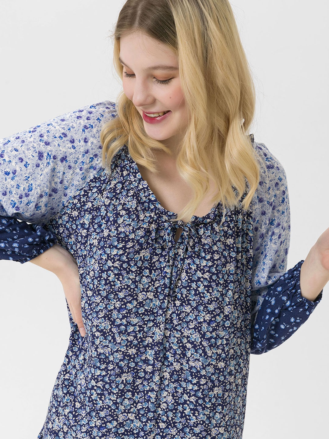 

busem Blue & White Floral Tie-Up Neck A-Line Dress