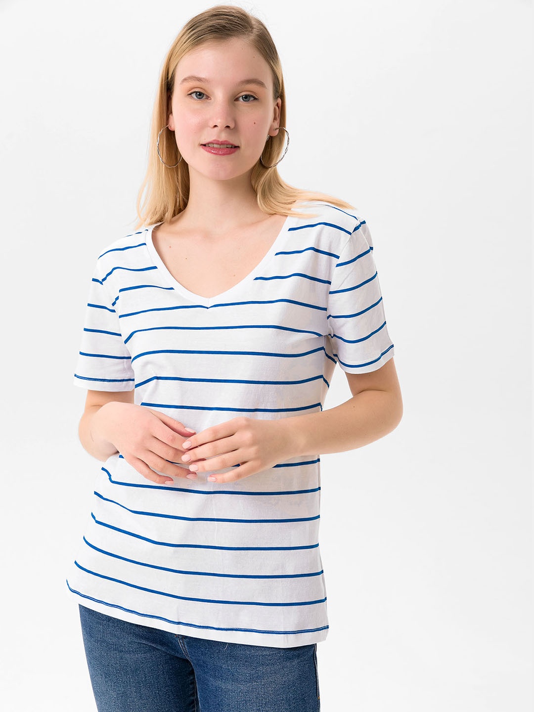 

busem Women White & Blue Striped V-Neck T-shirt