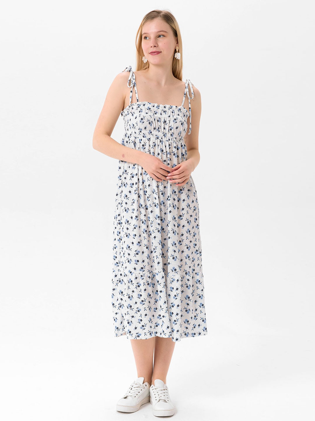 

busem Blue & White Floral Tie-Up Neck A-Line Midi Dress