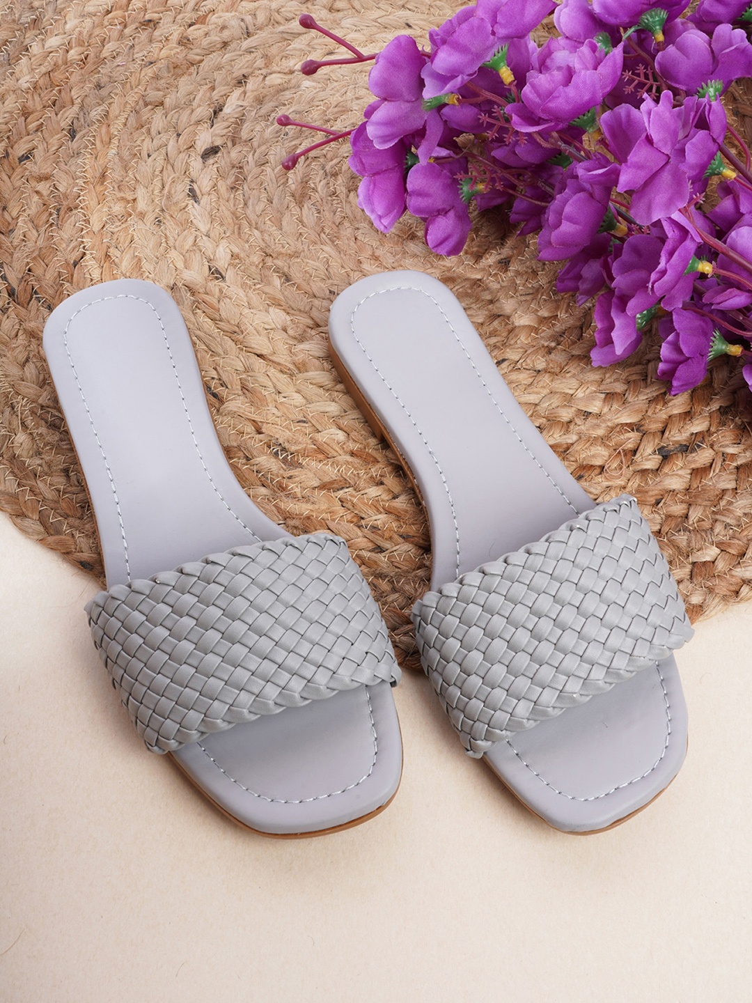 

Walkfree Women Grey Textured Open Toe Flats