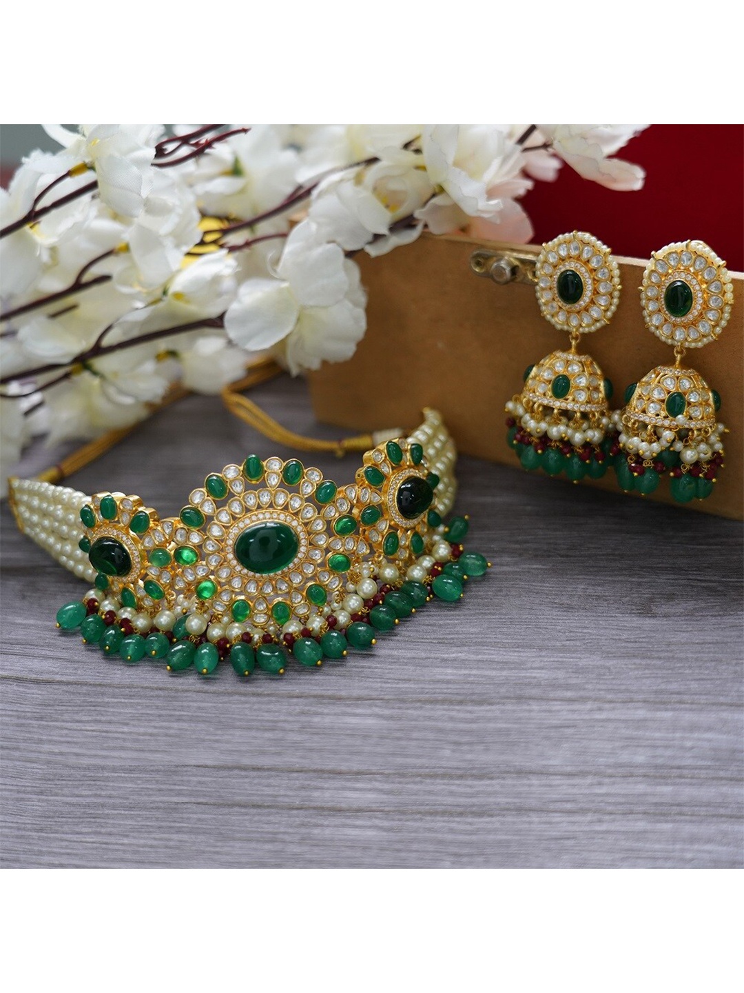 

AURAA TRENDS Green Gold-Plated Kundan Choker Necklace Set