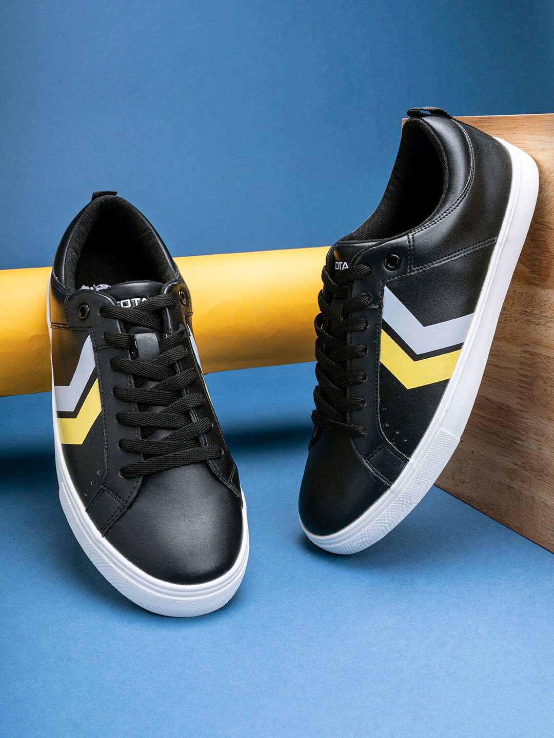 

Red Tape Men Black Colourblocked Sneakers