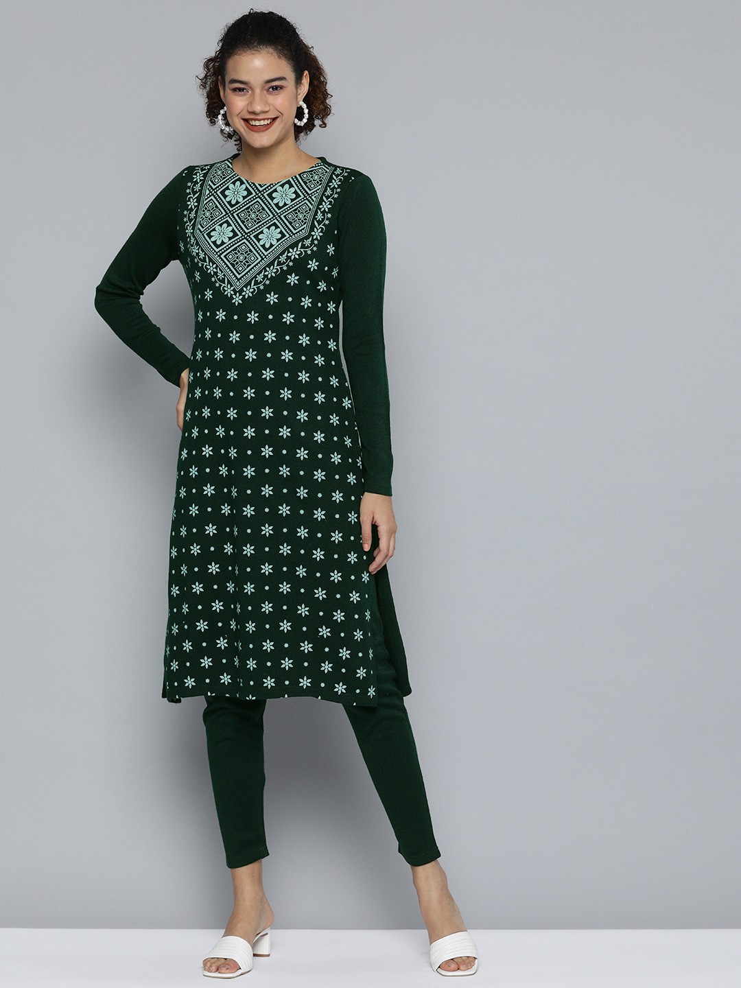 

HERE&NOW Women Green Floral Printed Round Neck Knitted Straight Kurta With Leggings