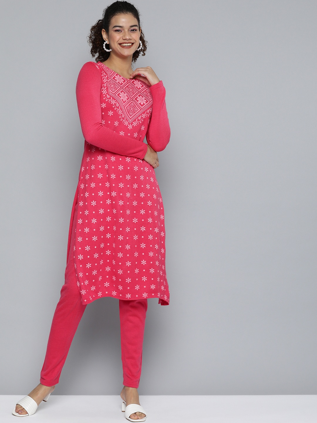 

HERE&NOW Women Pink Floral Printed Round Neck Knitted Straight Kurta With Leggings