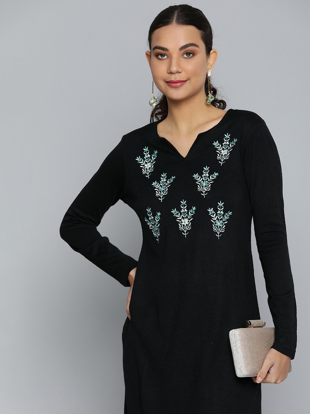 

HERE&NOW Women Black & Blue Floral Embroidered Thread Work Acrylic Winter Kurta