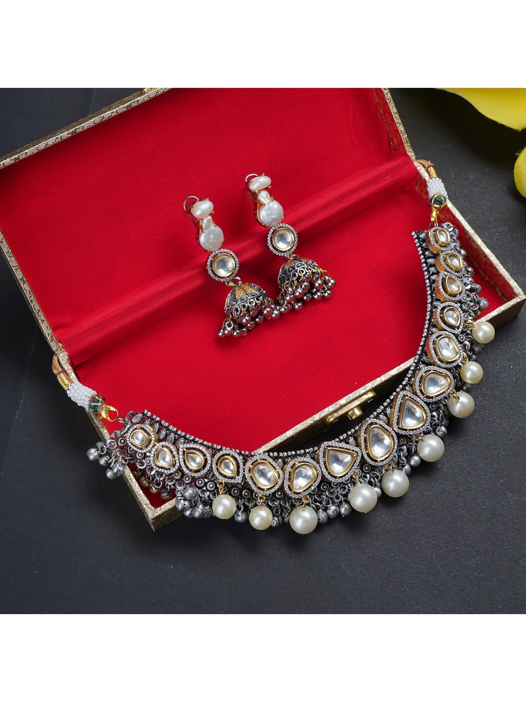 

AURAA TRENDS Gold-Plated Silver-Toned & White Kundan Studded & Beaded Jewellery Set