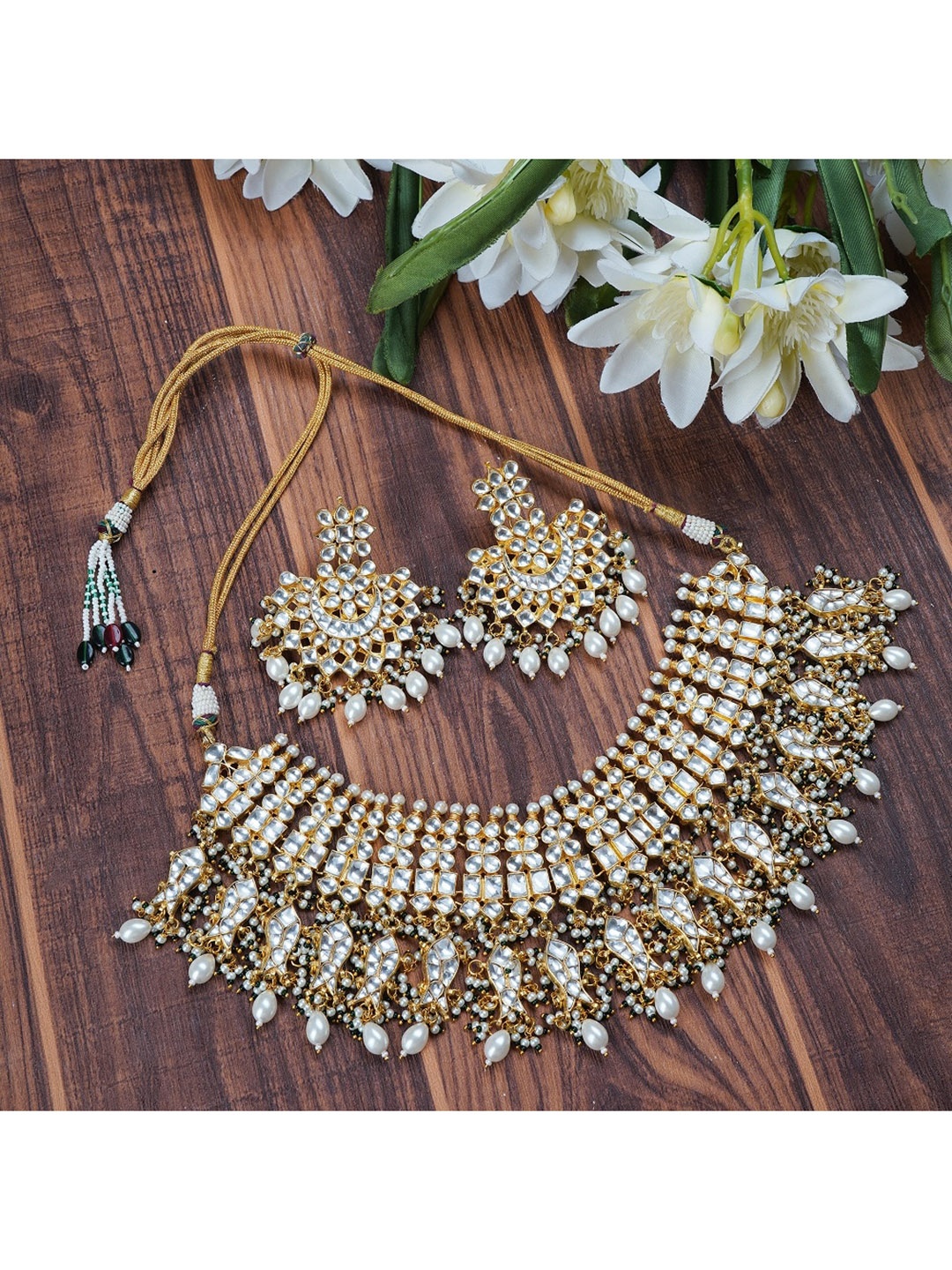 

AURAA TRENDS Gold-Plated White Kundan Studded Jewellery Set