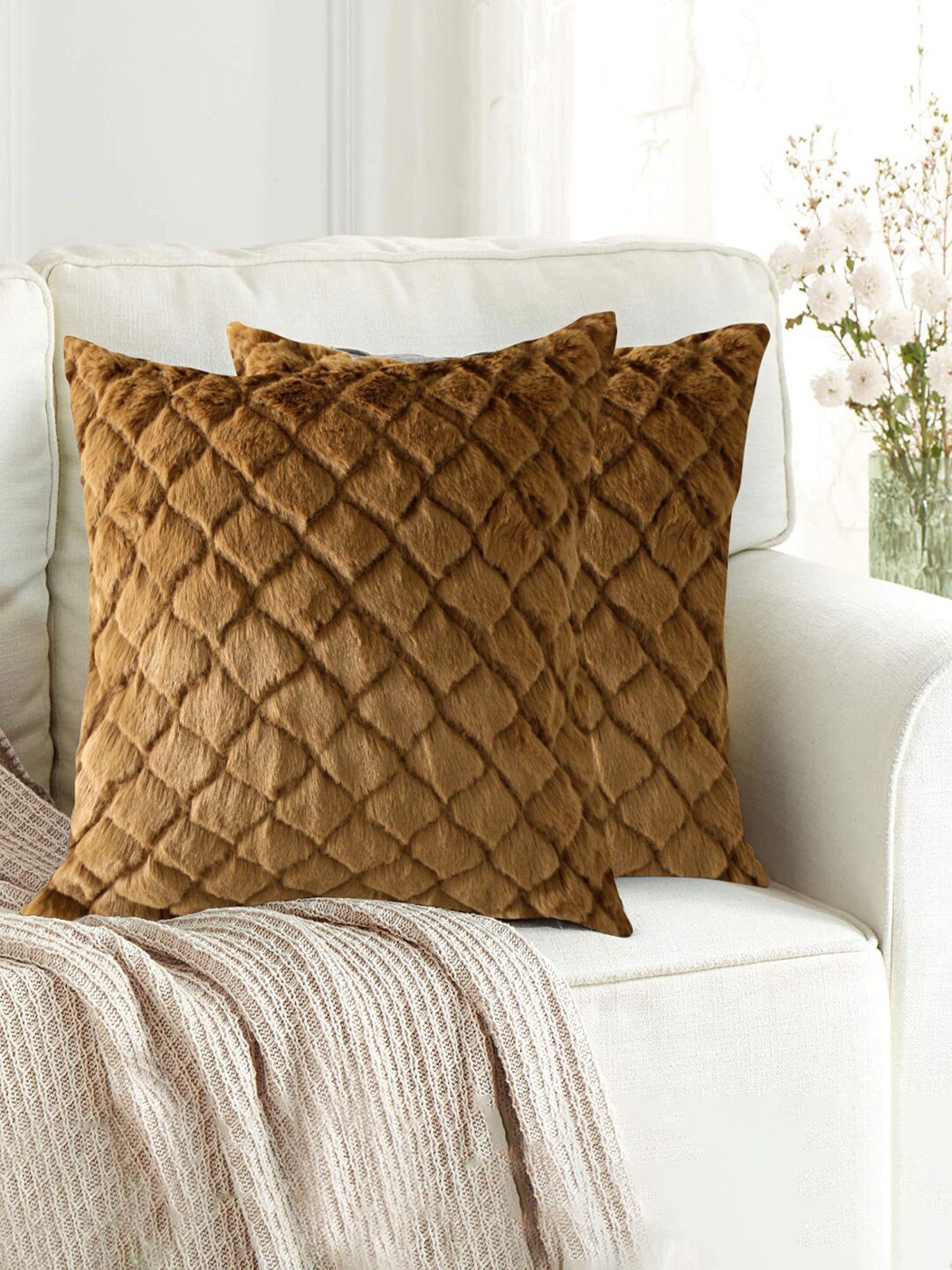 

LUXEHOME INTERNATIONAL Gold-Coloured Woven Design Cushions