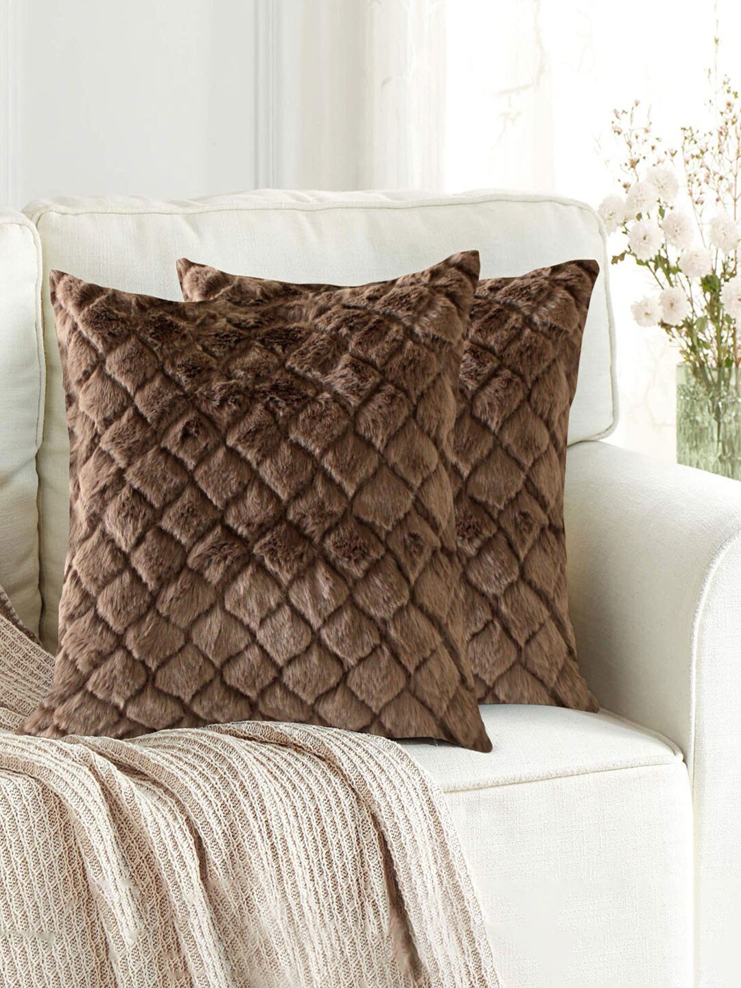 

LUXEHOME INTERNATIONAL Set Of 2 Brown Quilted Cushions