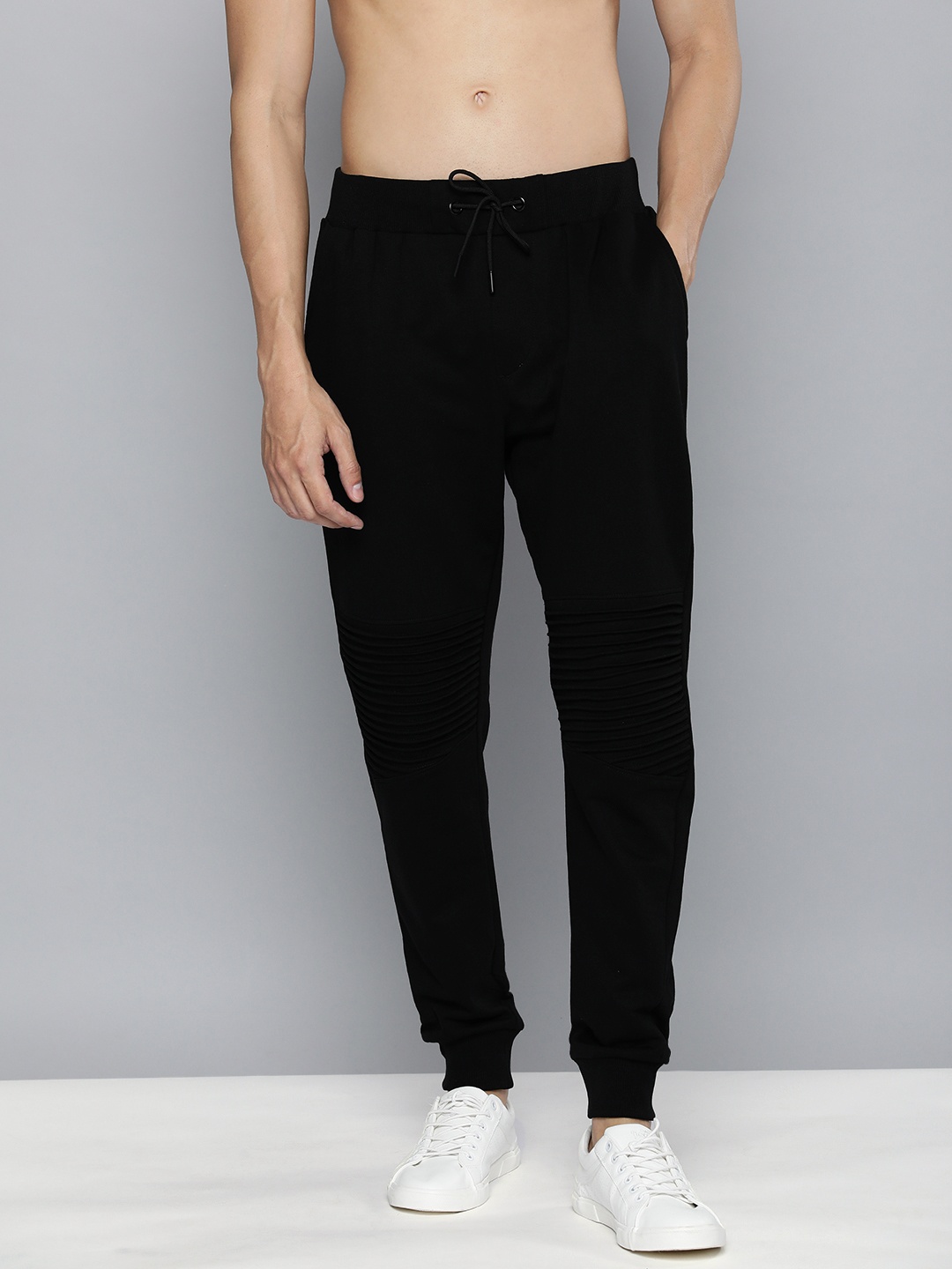 

Flying Machine Men Black Solid Mid-Rise Regular Joggers With Pleated Knee Detail