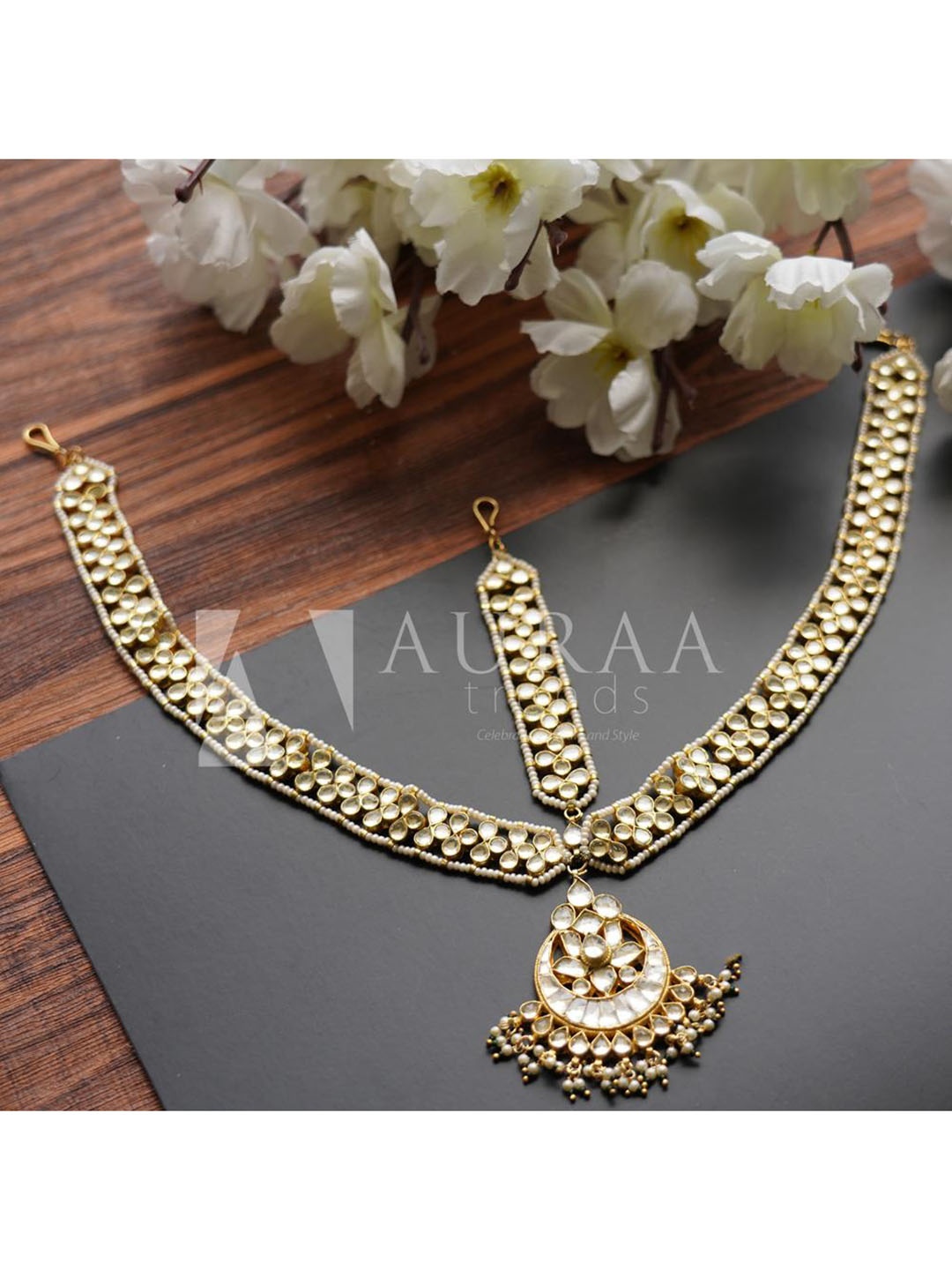 

AURAA TRENDS Women Gold-plated White Kundan Studded & Pearl Bridal Matha Patti