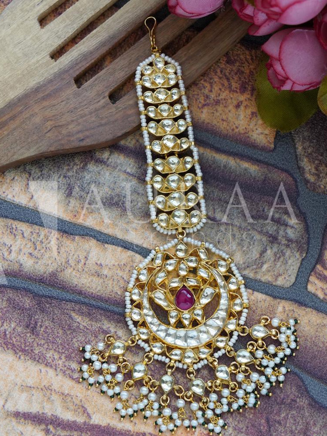 

AURAA TRENDS Women Gold-Plated Red & White Kundan-Studded Pearl Beaded Maang Tikka