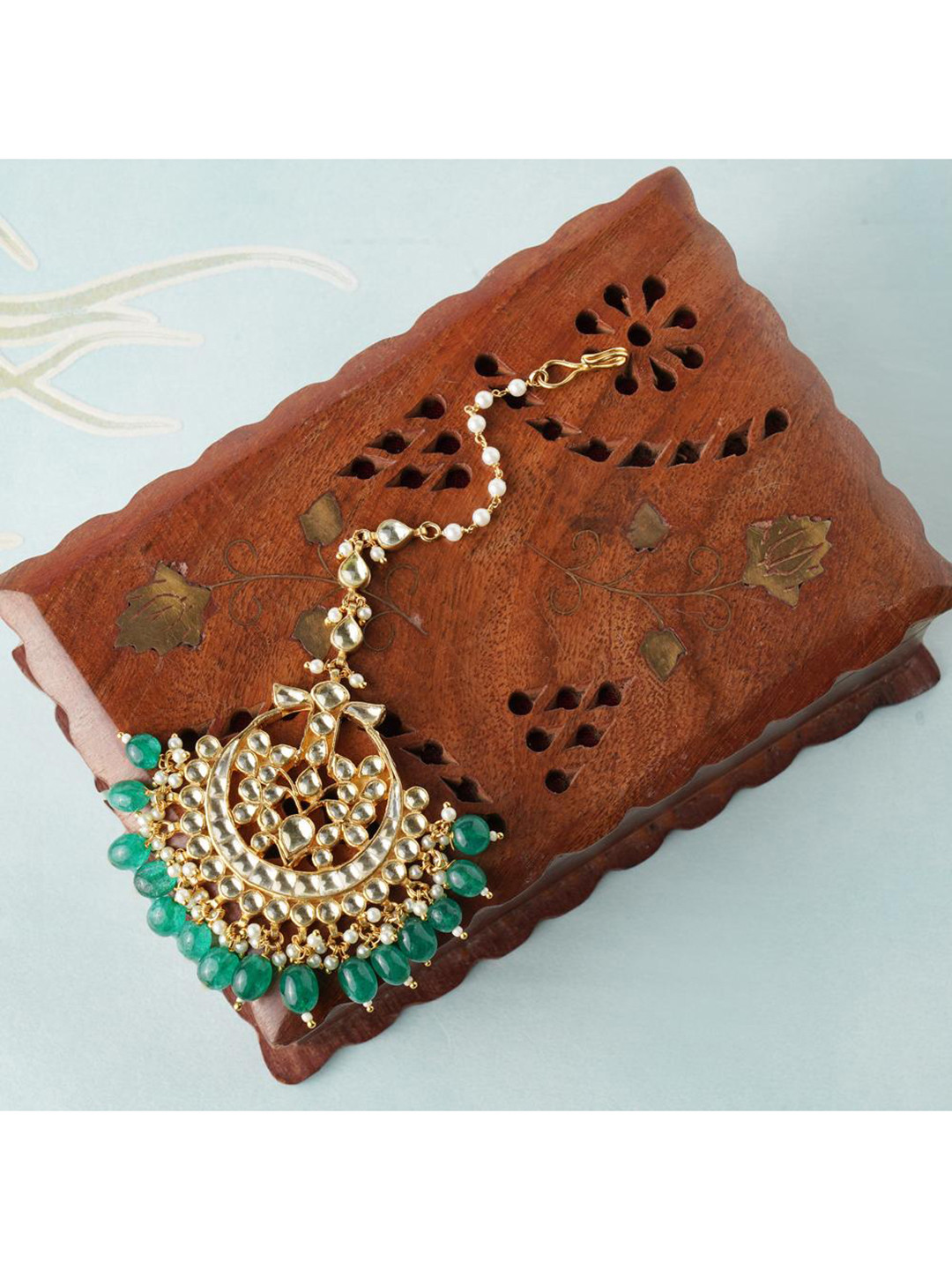 

AURAA TRENDS Women Gold-Plated White & Green Stone-Studded & Beaded Maang Tikka