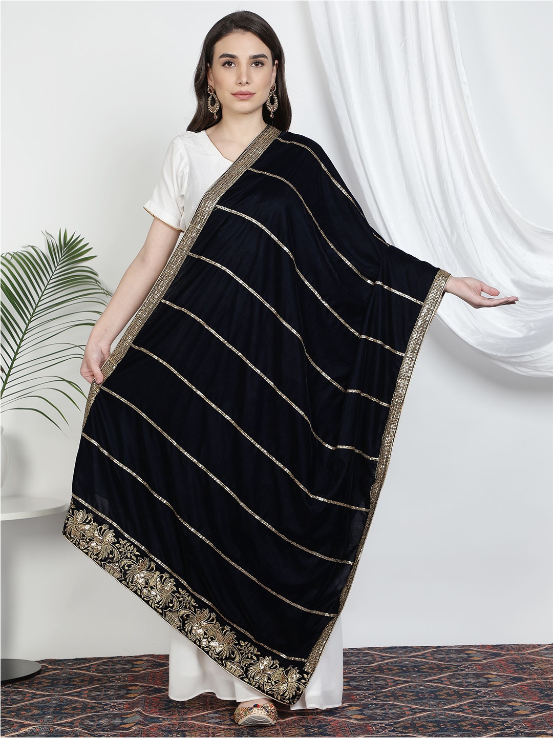 

Moda Chales Blue & Gold-Toned Ethnic Motifs Embroidered Velvet Dupatta with Sequinned