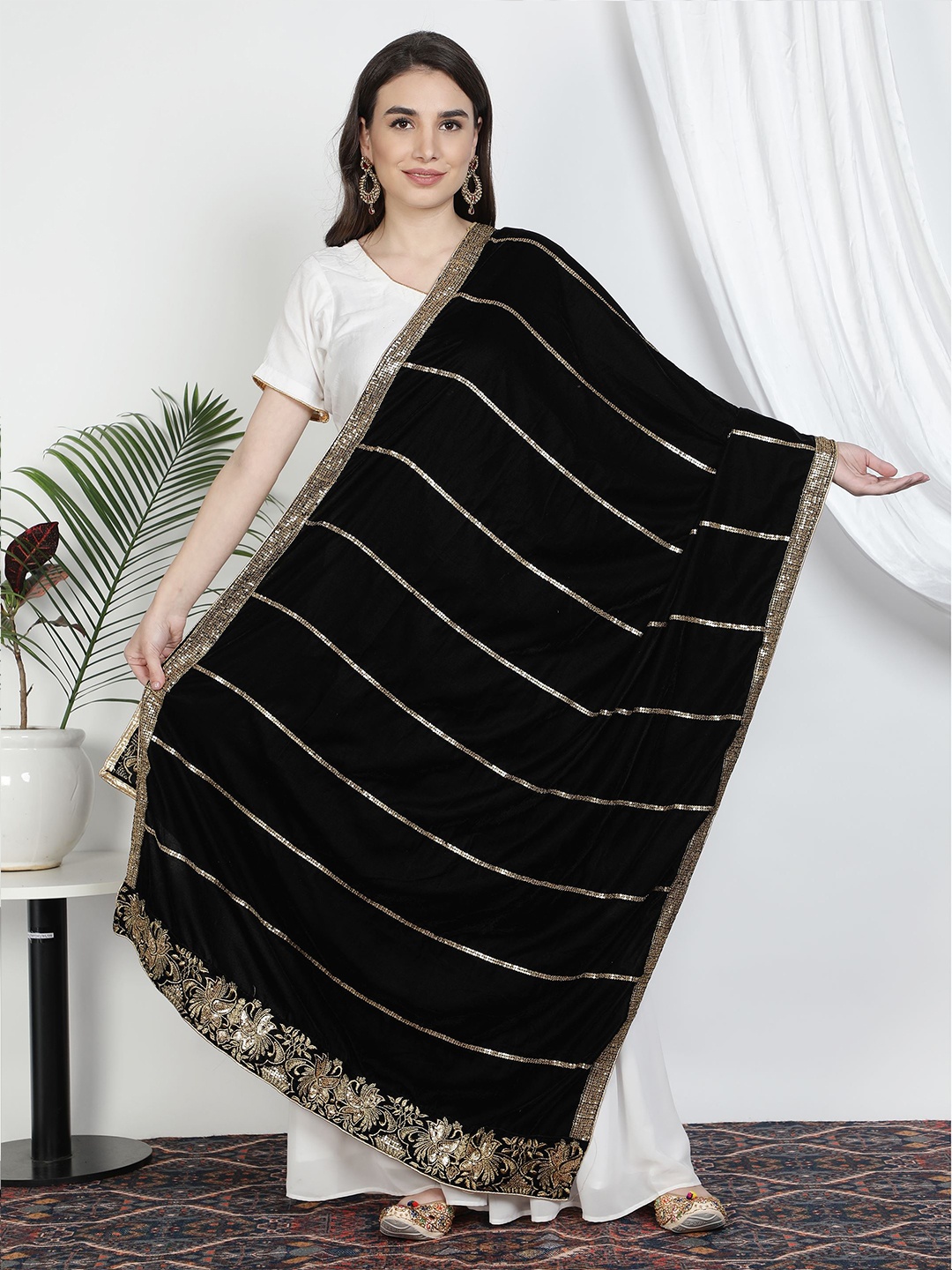 

Moda Chales Black & Gold-Toned Ethnic Motifs Embroidered Velvet Dupatta with Sequinned