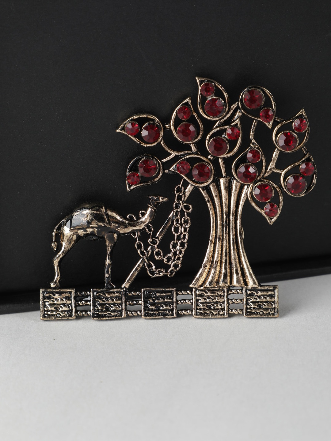 

Alvaro Castagnino Men Gold-Toned & Red Embellished Metal Brooch