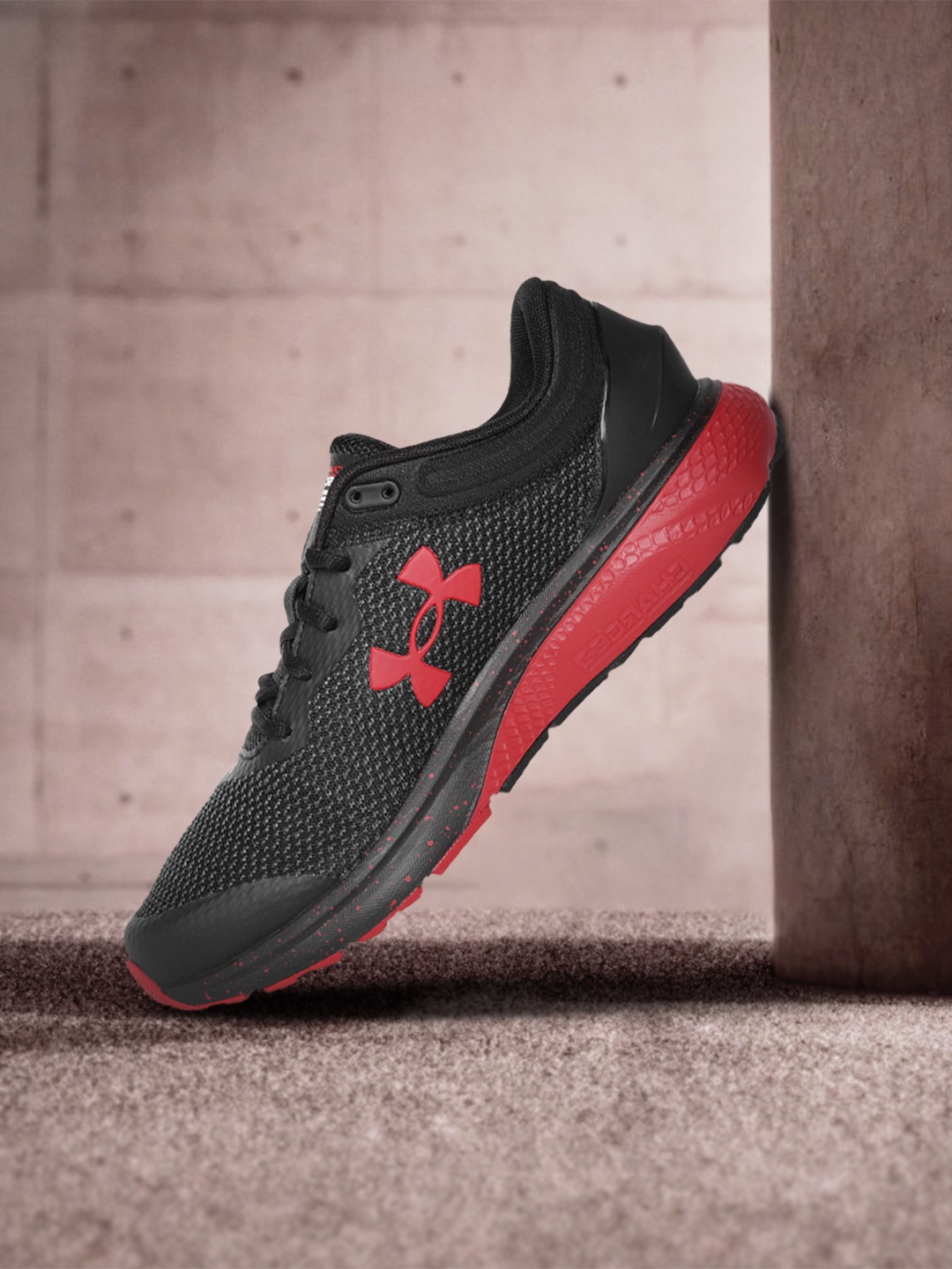 

UNDER ARMOUR Men Black & Red Woven Design Charged Escape 3 BL Running Shoes