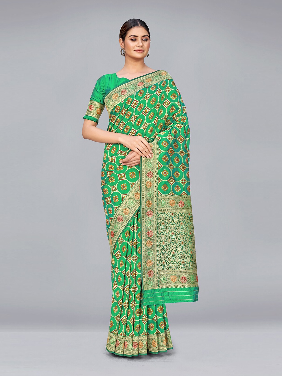

MONJOLIKA FASHION Green & Gold-Toned Woven Design Zari Silk Blend Banarasi Saree