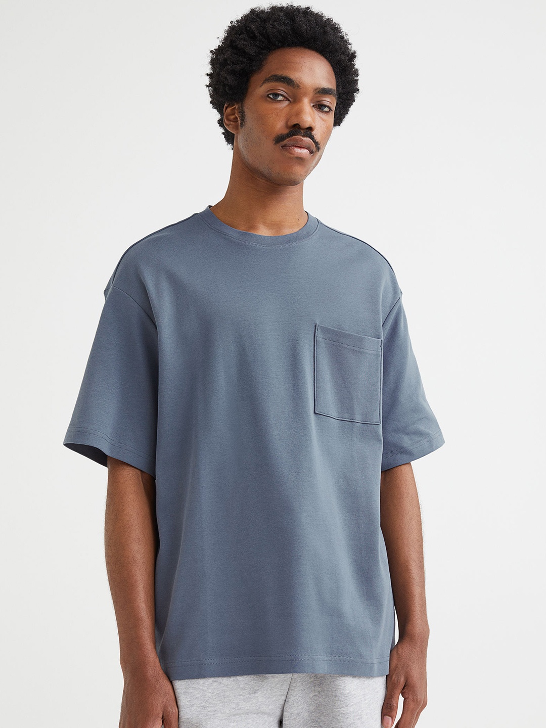 

H&M Men Grey Solid Relaxed Fit Cotton Pocket-Detail T-Shirt
