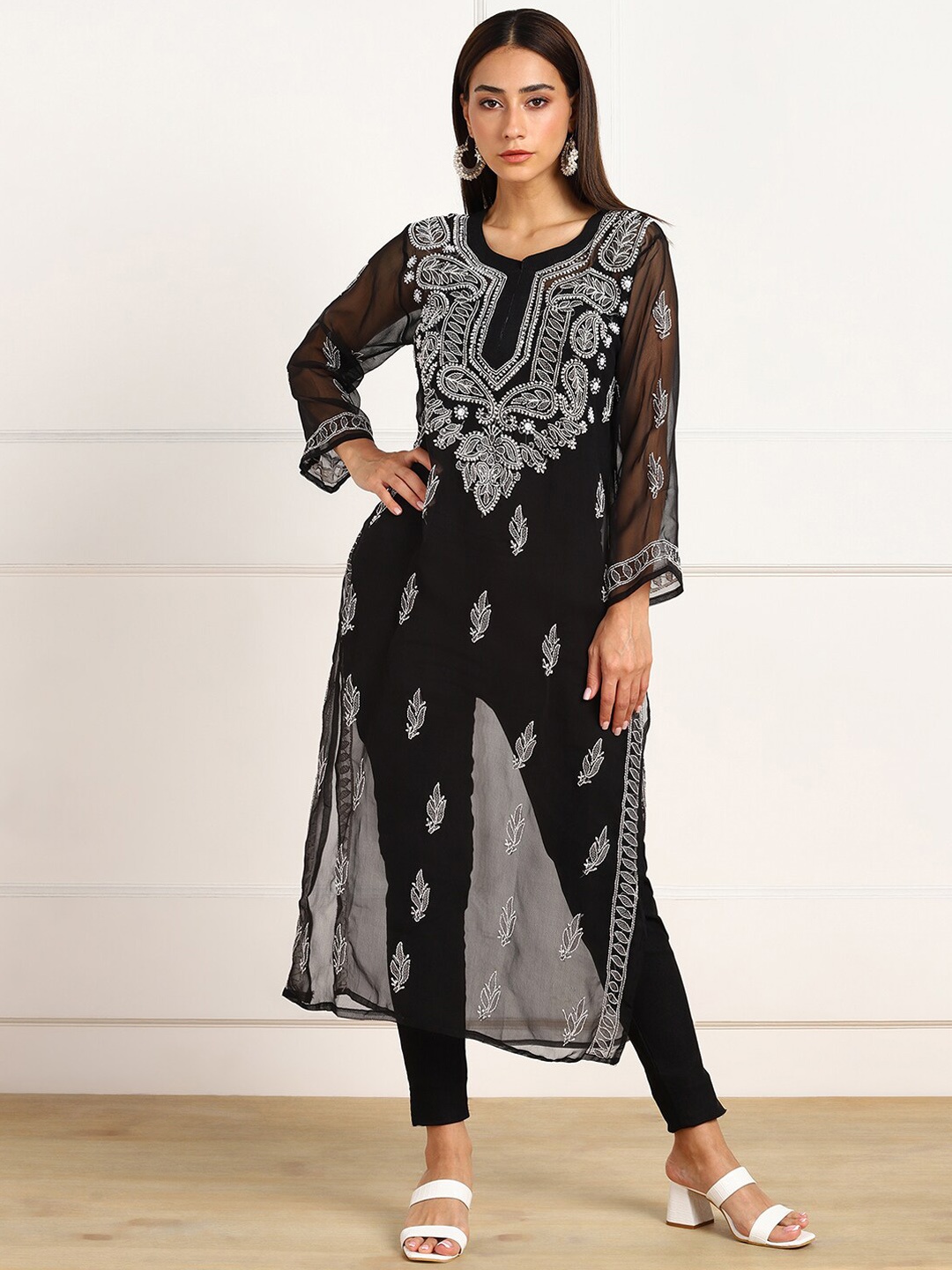 

VAHSON Embroidered Georgette Lucknowi Chikankari Kurta, Black