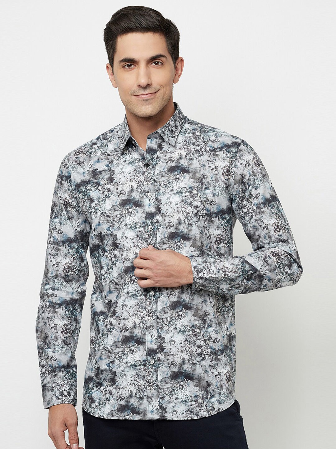 

Blue Buddha Men Grey Floral Printed Casual Shirt