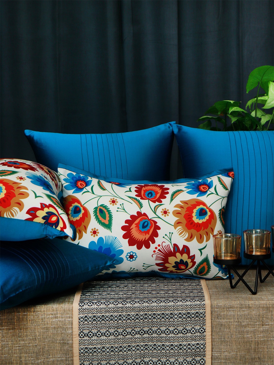 

ZEBA Blue & Red Set of 5 Floral Square Cushion Covers