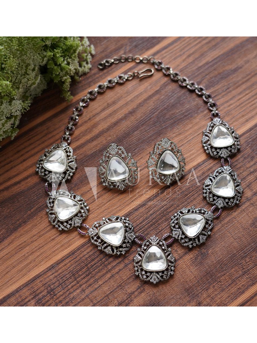 

AURAA TRENDS White Oxidized Jewellery Set