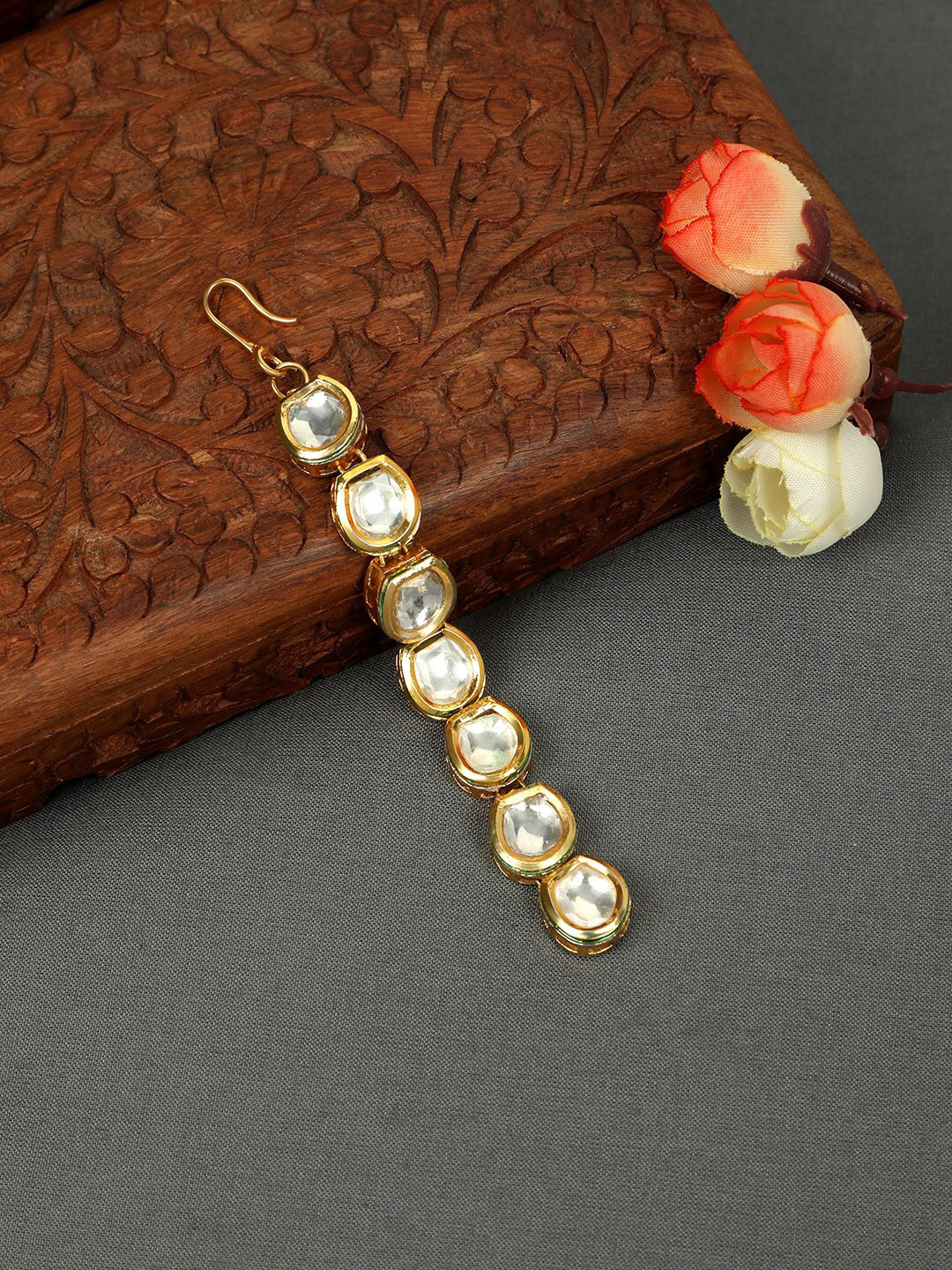 

AccessHer Women Gold-Plated White Kundan Studded Handcrafted Maang Tikka
