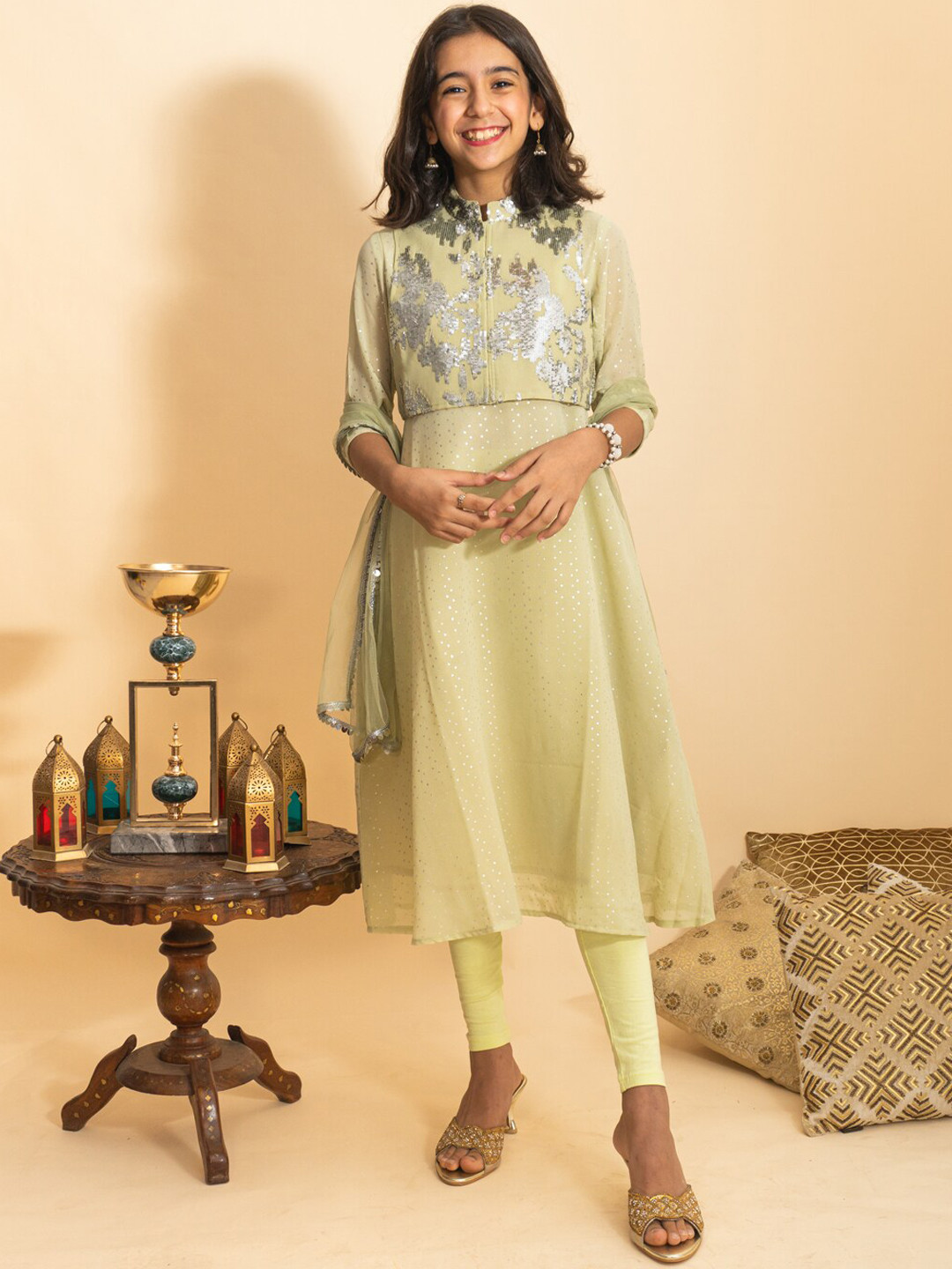 

BANI KIDS Girls Green Ethnic Motifs Yoke Design Chanderi Cotton Kurta with Churidar & With Dupatta