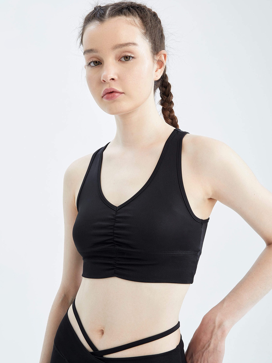 

DeFacto Women Black Solid Ruched Sports Bra