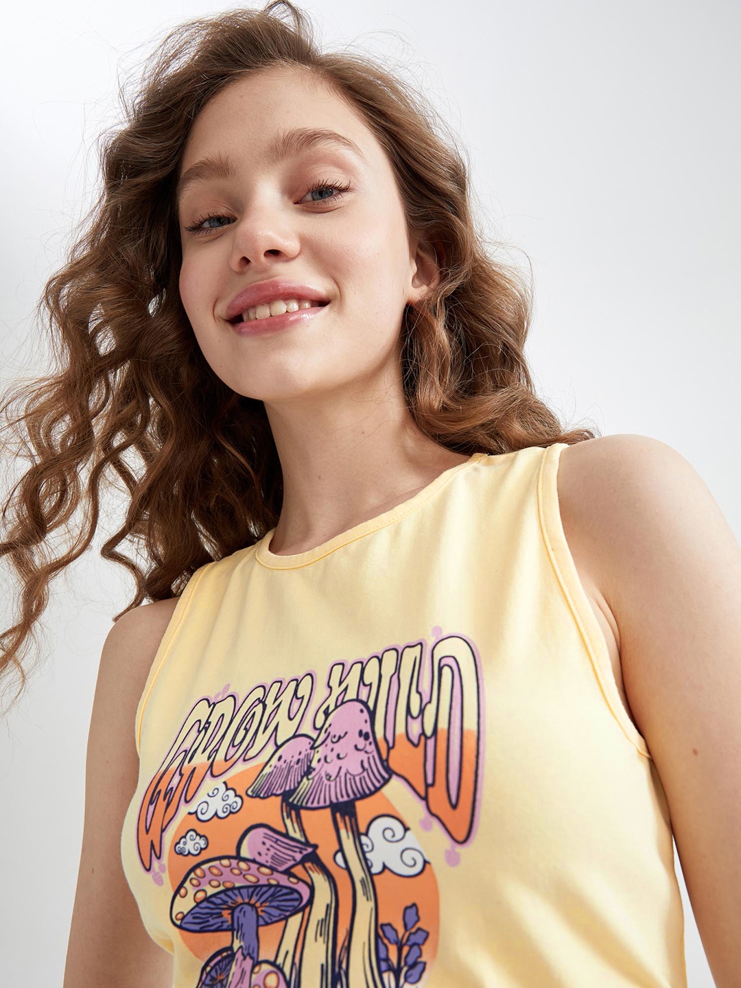 

DeFacto Yellow Typography Print Crop Top