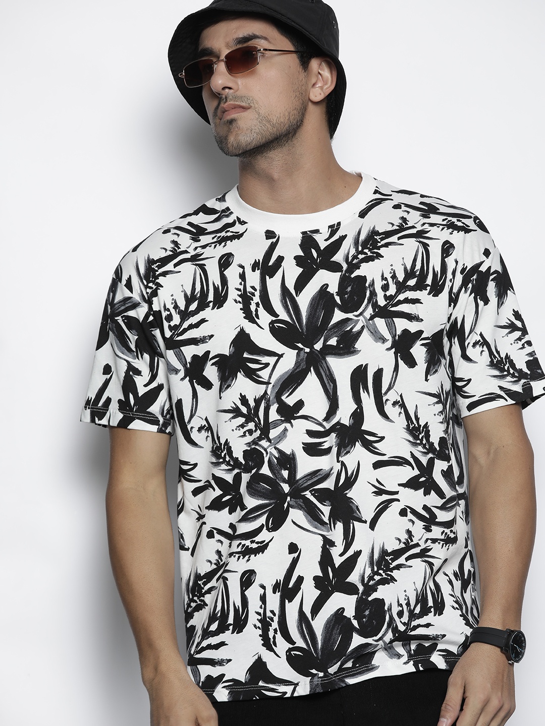 

DeFacto Men White & Black Pure Cotton Floral Printed Drop-Shoulder Sleeves T-shirt