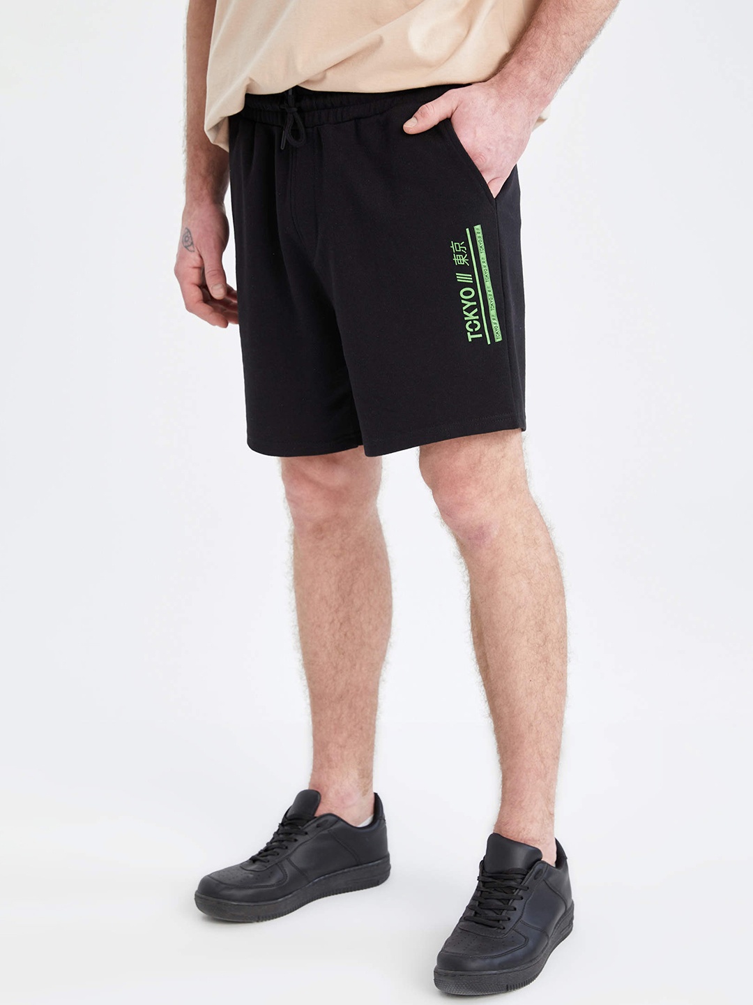 

DeFacto Men Black Solid Shorts