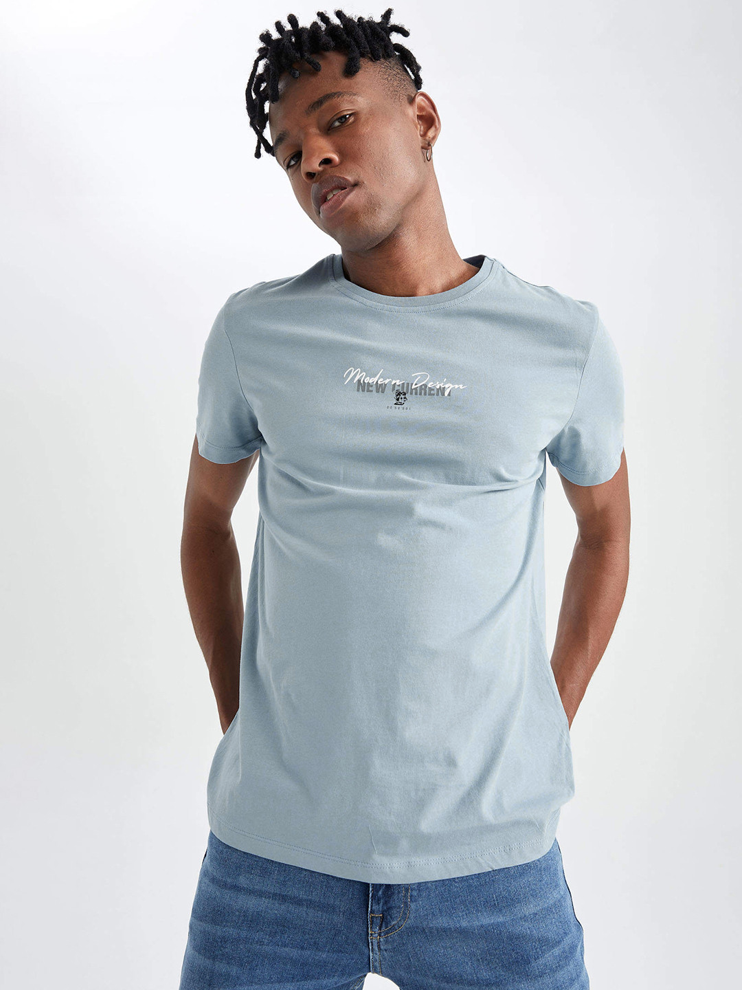 

DeFacto Men Blue Solid Pure Cotton T-shirt