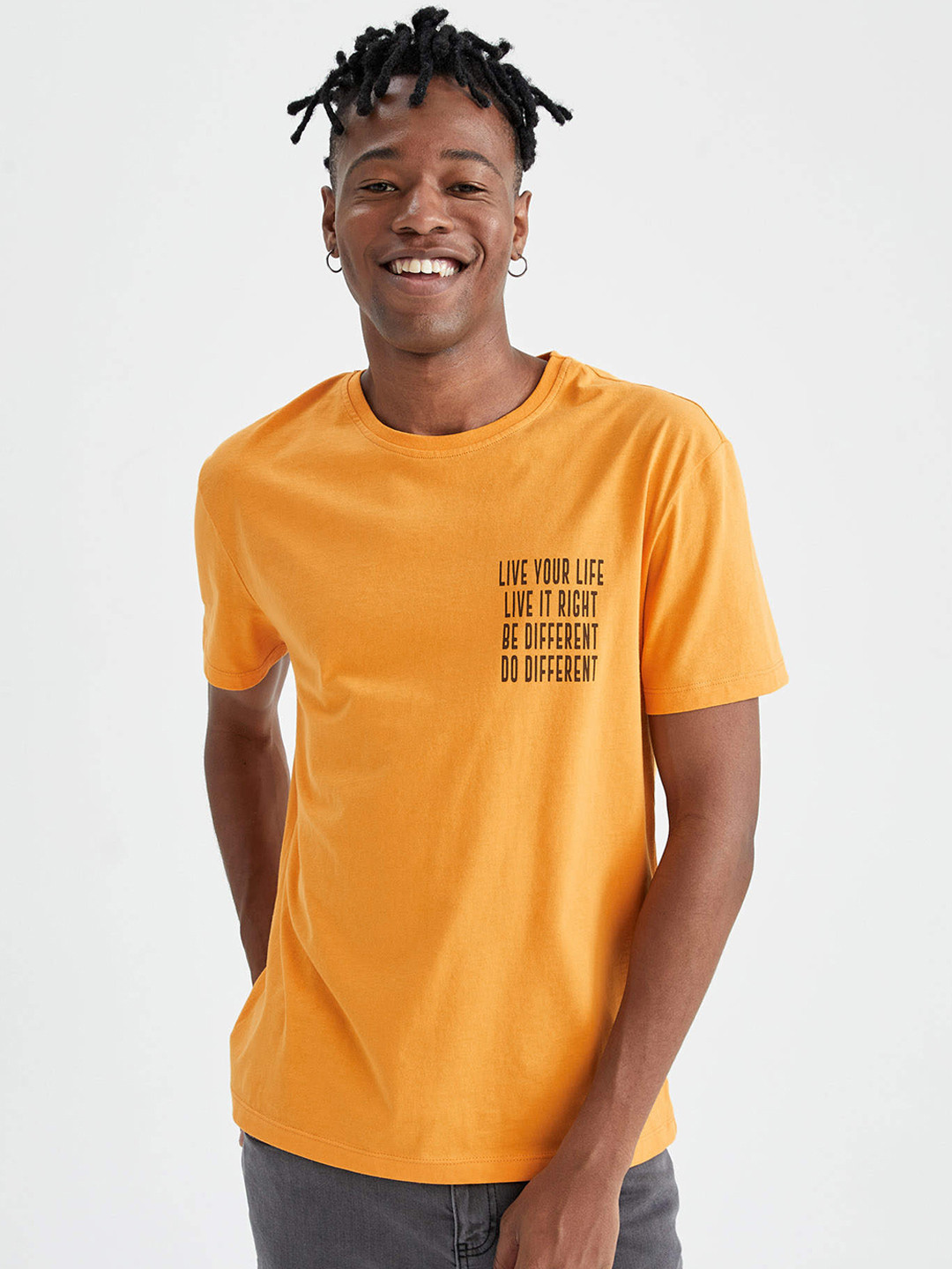 

DeFacto Men Mustard Yellow Typography Printed T-shirt
