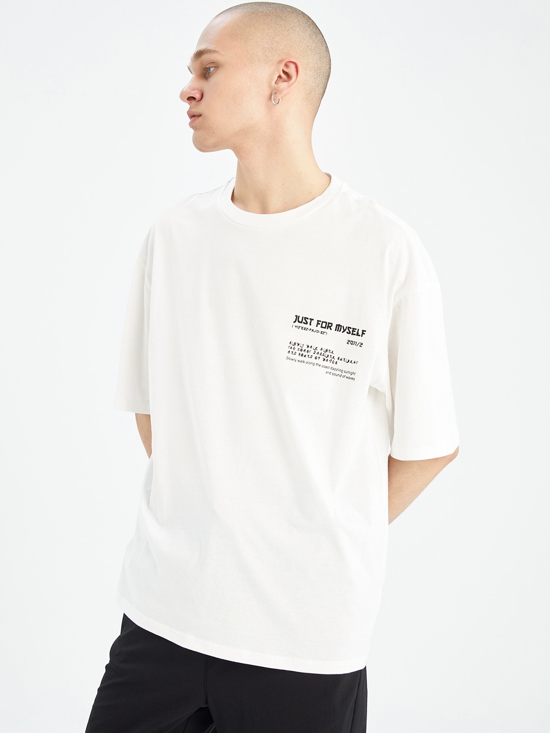 

DeFacto Men Drop-Shoulder Sleeves Printed Detail Oversized T-shirt, Off white