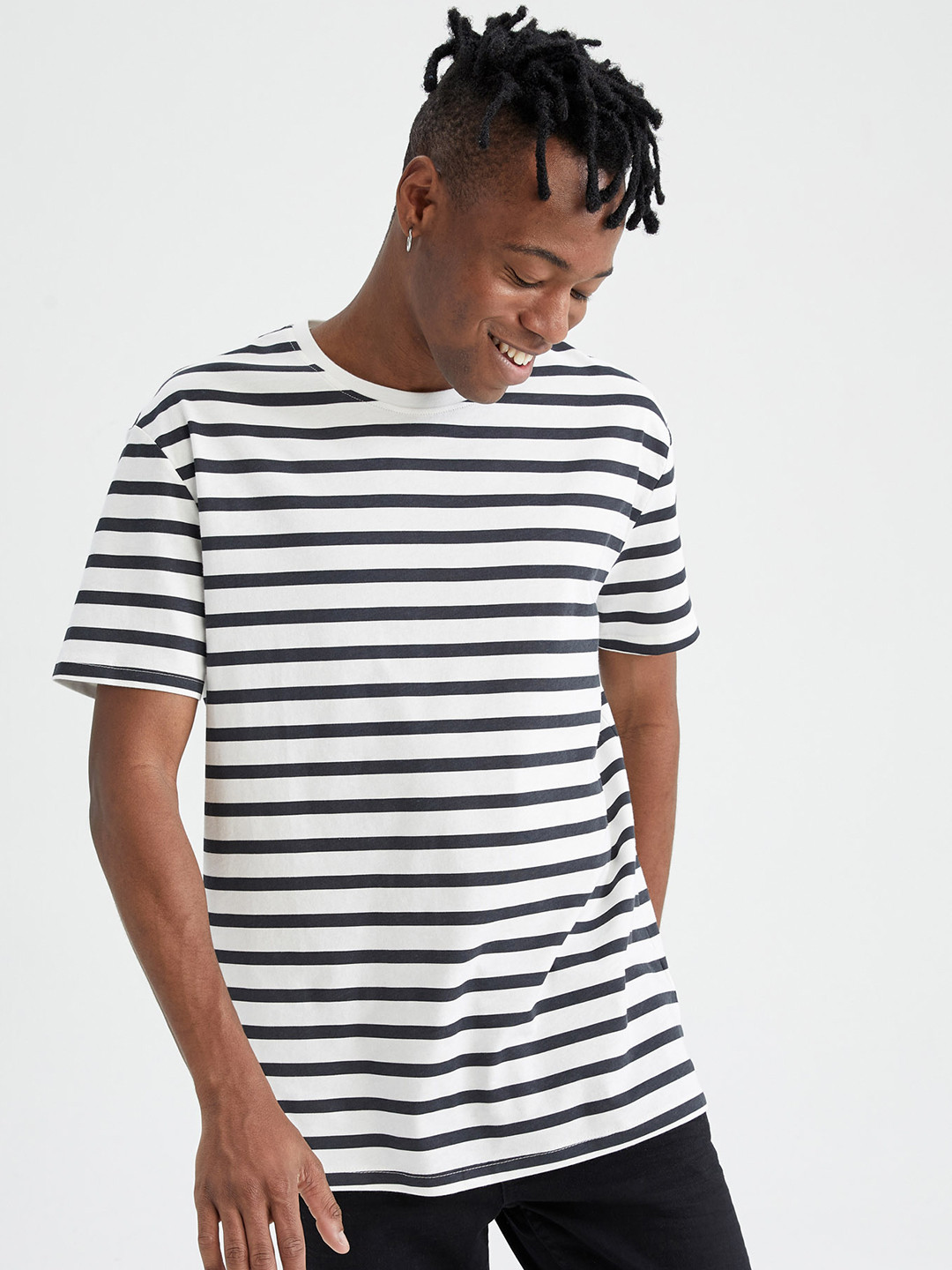 

DeFacto Men White & Black Striped Pure Cotton T-shirt