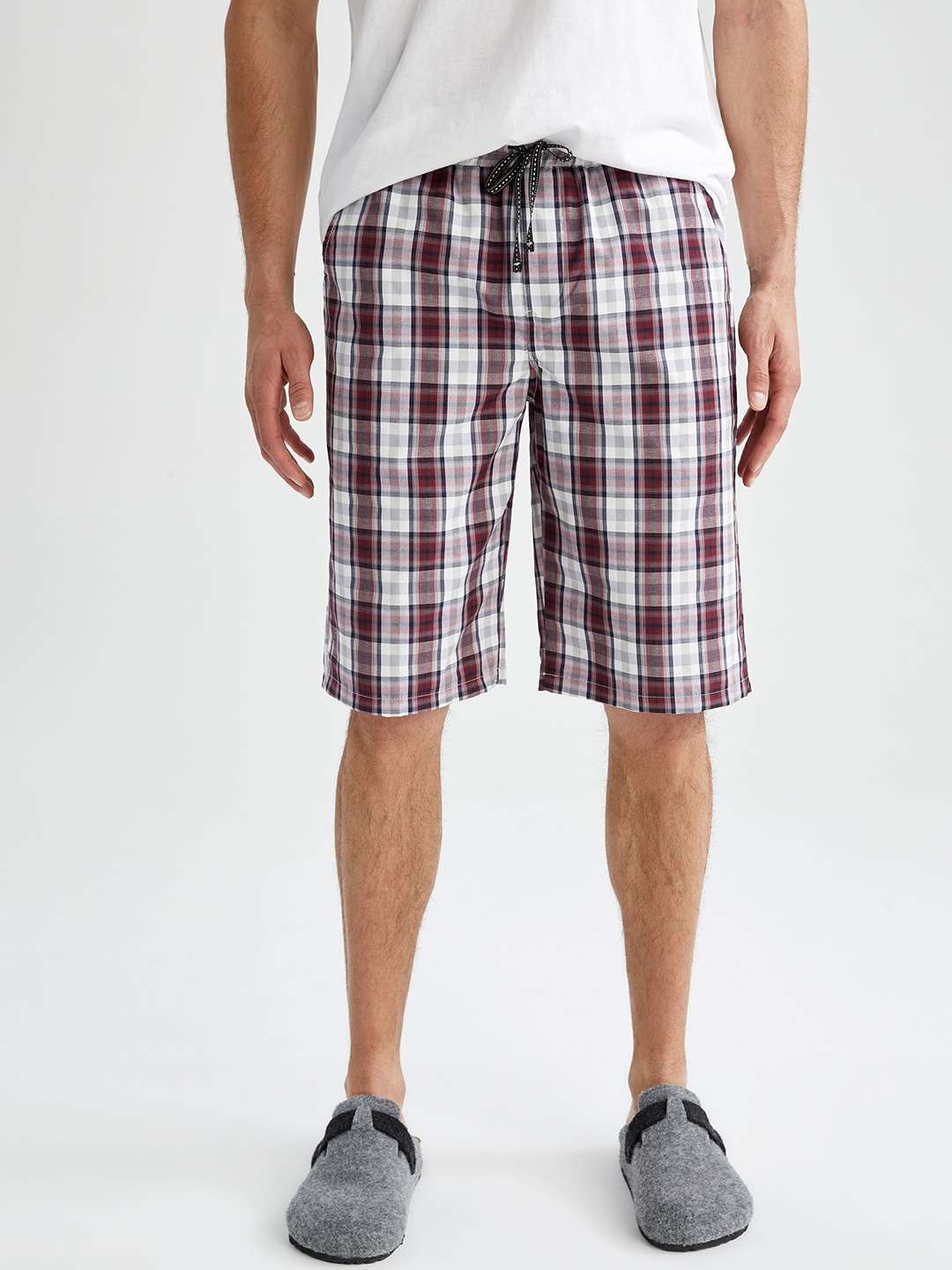 

DeFacto Men Maroon Checked Shorts