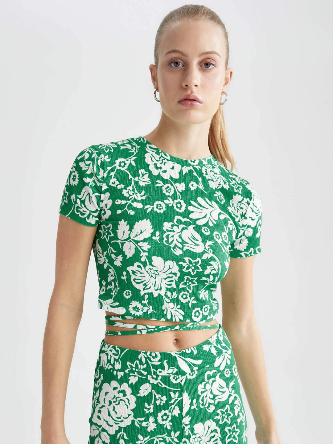 

DeFacto Green & White Floral Print Crop Top